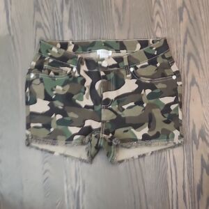 VENUS Green Cargo Shorts with Modern Camouflage Design